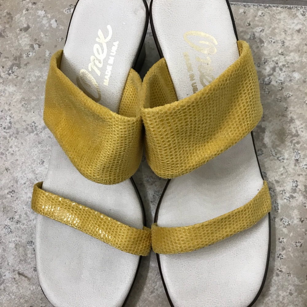 NEw without box - size 9 Onex yellow sandals